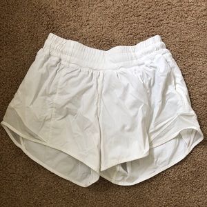lululemon hotty hot low rise short 4”